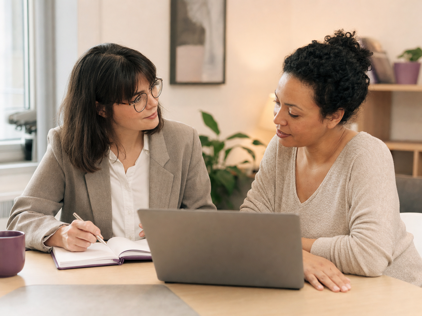 Conseillère accompagnant une personne dans son projet de formation numérique